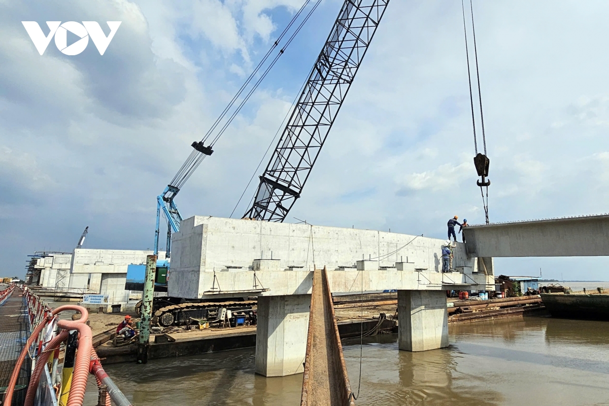 Gác nhịp dầm đầu tiên cầu Đại Ngãi 2